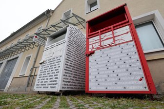 Kreis Zwickau: Warum immer mehr Altkleidercontainer verschwinden - Diese beiden Altkleider-Container an der DRK-Kleiderkammer in Hohenstein-Ernstthal sind die einzigen, die der Kreisverband stehen lässt – alle anderen rund 20 DRK-eigenen Behälter sind bereits abgebaut worden.