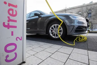 Kreis Zwickau: Zahl der E-Autos verdoppelt sich in anderthalb Jahren - Die Elektromobilität ist besonders 2022 in der Region stark gewachsen. Trotzdem bleibt ihr Anteil auch im Bundesdurchschnitt gering.