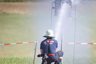 Kreisausscheid im Löschangriff Mittelsachsen: Nasse Wettkampf-Premiere für die Feuerwehr Rossau - In den Wasserbehälter an der Zielscheibe müssen zehn Liter Wasser fließen, bis das Signal auslöst.