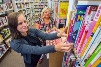 Kreisbibliothek: Neue Leiterin will Digitalisierung vorantreiben - Anne Rombach (l.) übernimmt die Leitung der Kreisergänzungsbibliothek in Hainichen von Gabriele Hohmann, die in den Ruhestand geht.