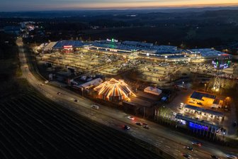 Kreiseigene Firmen des Vogtlandes im Plus: Wer dennoch rote Zahlen schreibt - Das Einkaufszentrum Plauen-Park aus der Luft – dort gastierte bis vor Kurzem ein Zirkus. An der Betreiberfirma des Plauen-Parks ist der Vogtlandkreis beteiligt.