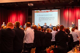Kreisfeuerwehrverband Erzgebirge finanziell gut aufgestellt - Der Kreisfeuerwehrverband (KFV) Erzgebirge traf sich zu seiner Mitgliederversammlung im Volkshaus Thum.