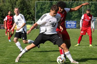Kreisfußball: BC Erlbach, FC Werda und FSV Ellefeld haben noch eine weiße Weste - Erlbachs Neuzugang Marvin Todt (vorn in Weiß) im Zweikampf mit Fortunas Neuzugang Shirko Kello (vorher Concordia Plauen).