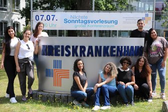 Kreiskrankenhaus Freiberg erhält Verstärkung aus Brasilien - Franciely, Giovana, (Pflegekoordinatorin und Integrationsbeauftragte Sandra Meyer), Thais, Luciene, Deborah, Suzana, Pedro, und Bianca (von links) ergänzen zukünftig das Pflegeteam im Kreiskrankenhaus Freiberg.