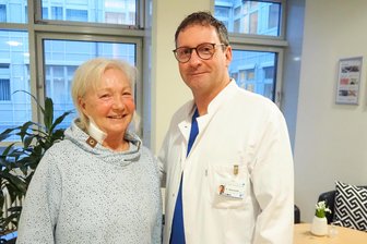 Kreiskrankenhaus Greiz: Innovative Gefäßchirurgie bringt Patienten wieder auf die Beine - Frau E. mit Andreas Wieczorek, Leitender Oberarzt der Klinik für Allgemein-, Viszeral- und Gefäßchirurgie am Kreiskrankenhaus Greiz.