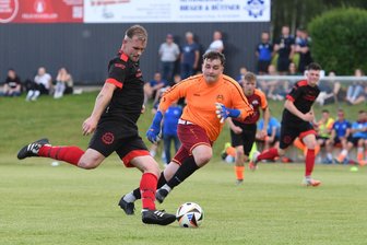 Kreisliga: Penig behält im Spitzenspiel die Oberhand und marschiert Richtung Aufstieg - Er hat wieder zugeschlagen: Mit seinem 31. Saisontreffer brachte Maximilian Wengler den TSV Penig gegen Frankenberg II in Führung. Barkas-Keeper Norik Barth kann das Gegentor nicht verhindern.