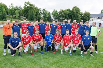 Kreisliga schlägt Regionalliga: Plauener Stahlbau-Fußballer bezwingen die Handballer des HC Einheit - Fußball trifft Handball: So lautete am Freitagabend das Motto zum Auftakt des gemeinsamen Sportfests der SG Stahlbau (in Blau) und des HC Einheit Plauen (Rot).