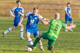 Kreisliga-Spitzenreiter Olbernhau: Auch ohne Bollwerk nahezu unüberwindbar - Franz Hoffmann, der sich hier gegen Krumhermersdorfs Thomas Lötzsch durchsetzt, spielt mit der SV Olbernhau eine starke Saison.