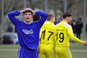 Kreisligaduell mit klarem Sieger - Benjamin Flämig vom SV Muldental Wilkau-Haßlau konnte es nicht fassen, dass sein Team im Viertelfinale des Kreispokals in Glauchau-Niederlungwitz regelrecht unterging. 