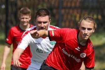 Kreisligist freut sich auf Finalheimspiel - Mattis Ahlgrimm (vorn) besorgte am Sonntag das 1:0 des SV Heinrichsort/ Rödlitz. Am Ende konnte er mit dem Team den Einzug ins Pokalfinale bejubeln. 