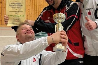 Kreisligist gewinnt Kreispokal - Enrico Heymann, Stephan Neubert und Philipp Taudt (v. l.) von der dritten Mannschaft des 1. TTV Schwarzenberg bejubeln den Kreispokal.