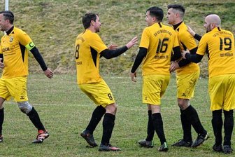 Kreisligist Wildenau schockt den Favoriten - Jubel und Erleichterung beim SV Wildenau: Thomas Stock (Zweiter von rechts) traf soeben zum 3:1 für die Hausherren gegen den 1. FC Wacker Plauen. Damit war die Überraschung gegen den Favoriten perfekt.