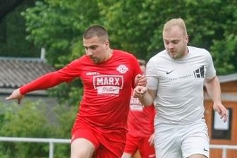 Kreisligisten sind nicht chancenlos im "Lotteriespiel" - Miguel Goncalves Grincho (links) und Limbach-Oberfrohna treffen nach dem Sieg über den Meeraner SV II (mit Felix Pohle) auf ein selbstbewusstes Team aus Schönberg/Oberwiera. 