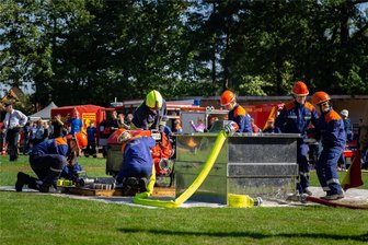 Kreismeisterschaft der Feuerwehren im Löschangriff: Das sind die Gewinner - Auf Teamwork kam es an, um beim Löschangriff die Nase vorn zu haben.