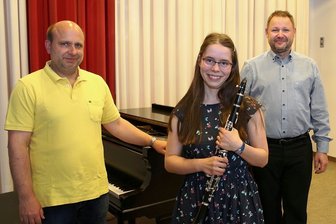 Kreismusikschule Erzgebirge investiert in Unterricht übers Internet - Zu den Preisträgern beim Bundeswettbewerb "Jugend musiziert" gehörte Nellie Haase aus Cranzahl - hier mit Pianist Toralf Vogel (l.) und ihrem Klarinettenlehrer Matthias Jahn. Foto: Katja Lippmann-Wagner