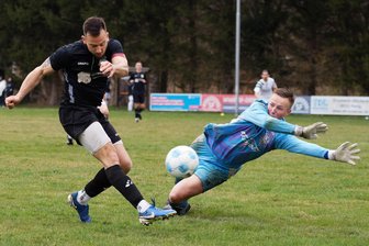 Kreispokal: Göritzhainer Kicker wehren sich tapfer, Lunzenauer mit Köpfchen ins Halbfinale - Hier scheitert der Lichtenberger Danny Kluge zwar am Göritzhainer Torwart Nils Gotthardt, doch zuvor sorgte der Mittelsachsenligist bereits für klare Verhältnisse.