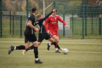 Kreispokal Mittelsachsen: Favoriten marschieren ins Viertelfinale - Zog im Mittelfeld geschickt die Fäden und initiierte viele Lichtenberger Angriffe: Spielertrainer Robert Miersch versucht hier den Ball gegen den Flöhaer Björn Lässig zu behaupten. Vorn: Danny Fischer.
