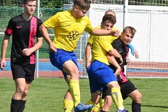 Kreispokalsieger daheim chancenlos - Die A-Junioren-Kicker der SpG Hainichen/Striegistal (schwarz) mit Florian Böttger (r.) mussten sich gegen die SpG Taucha/Althen hauptsächlich aufs Verteidigen konzentrieren.