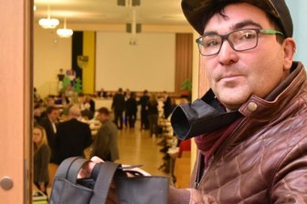 Kreisräte fordern mehr Öffentlichkeit - 2016 organisierte Linke-Kreisrat David Rausch eine Protestaktion: Zur Kreistagssitzung verschenkte er 22 Maulkörbe - um den Regelungen zur Veröffentlichung von Sitzungsunterlagen zu widersprechen.