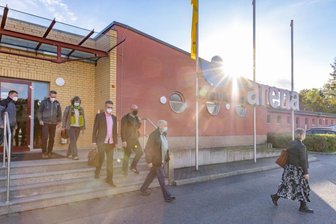 Kreisräte protestieren - und acht verlassen den Saal - Die komplette fünfköpfige SPD-Fraktion sowie drei Grünen-Kreisräte - im Foto Wolfram Cüppers, Holger Haase, Ulrike Kahl, Jörg Neubert, Sören Wittig, Adelbert Gründig und Undine Fritzsche (v. l.) - verließen die Sitzung. Thomas Walther ist nicht auf dem Bild zu sehen. 