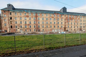 Kreisräte rätseln: Soll die Boulderhalle in Plauen abgerissen werden? - Das Foto zeigt die ehemalige Matratzenfabrik am Mühlgraben in Plauen.