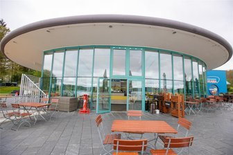 Kreisrat will „Elefantenklo“ retten: Gegenwind für Millionen-Neubau an der Talsperre Pöhl - Sollte das „Elefantenklo“ gerettet werden? Das Gebäude beherbergt ein Panorama-Restaurant und bietet darunter Platz für Umkleideräume. Das Fundament ist solide, der Rundbau gilt dennoch als unpraktisch.