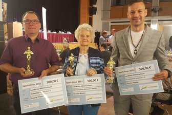 Kreissportbund-Chef: Corona zwingt uns nicht in die Knie - Ein illustres Trio: Ronny Priebe (Roßweiner Spielleute), Renate Winkler (TSV Fortschritt Mittweida) und Tommy Haeder (v. l.), Vereinschef des SV Fortschritt Lunzenau, sind vom Kreissportbund Mittelsachsen beim Hauptausschuss mit den Sport-Oscars ausgezeichnet worden. 
