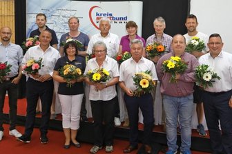 Kreissportbund: Präsident setzt auf "kampfkräftige Mannschaft" - Sie lenken in den nächsten vier Jahren die Geschicke des Kreissportbundes Zwickau. Hinten von links: Daniel Fugmann, Sven Gutknecht, Werner Hofmann, Karin Zickert, Siegfried Görner, Tobias Pasler. Vorn von links: Mike Franke, Alexander Szelig, Denise Günter, Frauke Günther, Jürgen Weber, Ronny Daunert, Jens Juraschka. 