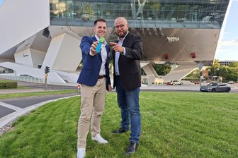 Kreissportbund triumphiert bei Ferry-Porsche-Challenge in Stuttgart - Stolze Gewinner: KSB-Vize Philipp Hartewig (l.) und Geschäftsführer Benjamin Kahlert in Stuttgart.
