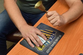 Kreissportchef Bejamin Kahlert: Wie ein Glöckchen im Büro an hitzige Gremiensitzungen in Boxerrunde erinnert - Ein aus dem Boxbereich stammende Sitzungsglocke und ein Mousepad eines Fußballteams erinnern an den sportlichen Job von Mittelsachsens Sportbundchef Benjamin Kahlert.