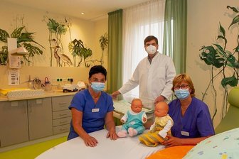Kreißsäle im Helios Vogtland-Klinikum bieten jetzt mehr Komfort - Stilvolle Wandmalereien des Limbacher Künstlers Dirk Söllner sind charakteristisch für die neu gestalteten Kreißsäle der Plauener Frauenklinik. Da haben die dienstälteste Hebamme Petra Goller (links) und die leitende Geburtshelferin Kerstin Meister schon anderes gesehen. Seit dem Vorjahr ist Konstantin Malkin leitender Oberarzt. 