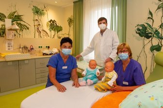 Kreißsäle im Vogtland-Klinikum bieten jetzt mehr Komfort - Stilvolle Wandmalereien des Limbacher Künstlers Dirk Söllner sind charakteristisch für die neu gestalteten Kreißsäle der Plauener Frauenklinik. Da haben die dienstälteste Hebamme Petra Goller (links) und die leitende Geburtshelferin Kerstin Meister schon anderes gesehen. Seit dem Vorjahr ist Konstantin Malkin leitender Oberarzt.