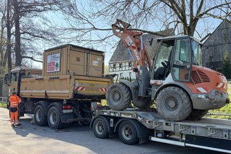 Kreisstraße durch Mühlbach: Schlussspurt an der Dauerbaustelle - Schwere Technik der Walter Straßenbau KG aus Striegistal ist in Mühlbach vorgefahren.