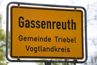 Kreisstraße im Vogtland bleibt länger gesperrt - Die Kreisstraße zwischen Gassenreuth und Sachsgrün bleibt länger gesperrt.