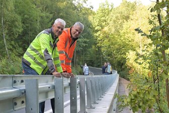 Kreisstraße in Langenbach: Böschung für 1,1 Millionen Euro gesichert - Im Bild Lars Melzer, Bauleiter vom Chemnitzer Verkehrsbau (li.) und Danny Thümmler, Sachbearbeiter vom Landratsamt Zwickau.