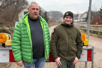 Kreisstraße in Mühlbach: Kritik an Bauablauf, Rasern und Umleitungen - Ortsvorsteher Heiko Heilmann (l.) und Anwohner Andreas Weiß an der Dauerbaustelle.