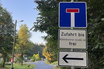 Kreisstraße in Triebel bleibt länger gesperrt - Die Vollsperrung der Bösenbrunner Straße in Triebel ist bis 18. Oktober verlängert.