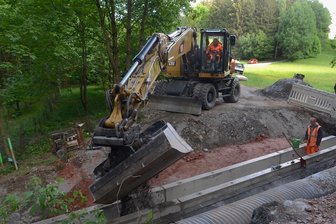 Kreisstraße nach Korna wird zum Radweg: Sägewerk endgültig abgehängt - Die Kreisstraße zwischen Werda und Korna wird bis Oktober zum Radweg zurückgebaut. Zurzeit werden die Durchlässe errichtet.