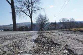 Kreisstraße nahe Tirpersdorf wird zur Baustelle - Die Kreisstraße zwischen Tirpersdorf und Lottengrün ist in einem schlechten Zustand. 