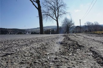 Kreisstraße nahe Tirpersdorf wird zur Baustelle - Die Kreisstraße zwischen Tirpersdorf und Lottengrün ist in einem schlechten Zustand. Ab Juni wird die Verbindung erneuert.