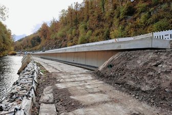 Kreisstraße zwischen Wiesenburg und Weißbach bleibt weiter dicht - Beim Bau der Stützmauer zwischen Mulde und Weißbacher Straße in Wiesenburg gibt es beträchtlichen Verzug. 