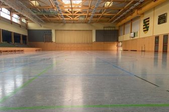 Kreistag, Großdemo, Parteitreff - Blick in die leere Arena. Wegen fast 1000 Quadratmetern Platz gerade zu Coronazeiten für größere Tagungen geeignet - Abstände sind auch bei vielen Menschen gut einzuhalten.