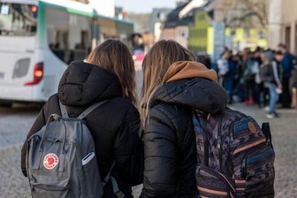 Kreistag stimmt für höhere Elternanteile bei Schülertickets - Auf die Eltern von Schülerinnen und Schülern, die mit dem Bus zur Schule gefahren werden, kommen höhere Ticketpreise zu. Die Entscheidung dazu wird am Freitag in der Verbandsversammlung des VMS erwartet. 