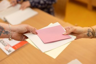 Kreistagswahl im Erzgebirge: Kopf-an-Kopf-Rennen von CDU und AfD - Bei der Wahl zum Kreistag des Erzgebirgskreises gibt es ein Kopf-an-Kopf-Rennen zwischen AfD und CDU.