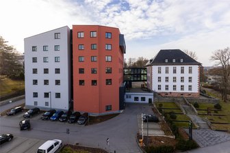 Kreistagswahl im Erzgebirge: Wie Verlierer und Gewinner reagieren - Tagungsstätte des Kreistags – das Landratsamt in Annaberg-Buchholz. Landrat Rico Anton geht trotz der neuen Konstellation nicht davon aus, dass sich die Arbeit im Gremium spürbar ändern wird.