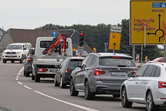 Kreisverkehr bei Crossen: Aktuell geht's nur grade durch - Gewährleistungsarbeiten vor allem am Pflaster und den Bordsteinen sorgen noch bis voraussichtlich Freitag zu Verkehrsbehinderungen im und rund um den Kreisverkehr am Ende der Straße Zum Graurock (S 286) nahe der Anschlussstelle Crossen der B 93. Darüber informiert das Landesamt für Straßenbau und Verkehr auf Anfrage. Die sogenannten Äste des Kreisverkehrs in Richtung Wulm (Crossener Straße) und in Richtung Schneppendorf (Mülsener Straße sind gesperrt. Der Verkehr wird derzeit wechselseitig über eine Ampelregelung mitten durch den Kreisverkehr geführt. Gerade in Stoßzeiten bilden sich teilweise lange Schlangen an den Ampeln. Der Kreisel am Ende der Ortsumgehung für Zwickau und Mülsen war zwischen August 2016 und April 2017 für etwa 1,3 Millionen Euro gebaut worden.vim