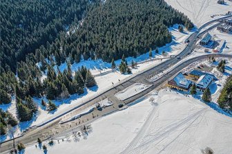 Kreisverkehr nahe Grenzübergang, B 95 und Fichtelberg: Das sagen Oberwiesenthaler Stadträte dazu - Von links unten kommt die B 95 aus Richtung Oberwiesenthal, von rechts um die Kurve die S 271 von Tellerhäuser. An der Zufahrt zur Grenze gibt es mehrere Schnittpunkte. Laut Plan soll der Bereich zu einem Kreisverkehr umgebaut werden - zwischen "Neuem Haus" und früherer Grenzstation.