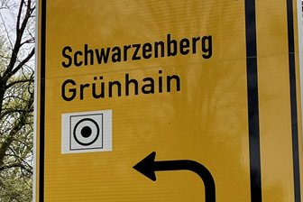 Kreisverkehr oder Stadion? Was hinter diesem Verkehrsschild im Erzgebirge steckt - Was bedeutet dieses Symbol auf dem Verkehrsschild? Geht es zu einem Kreisverkehr?