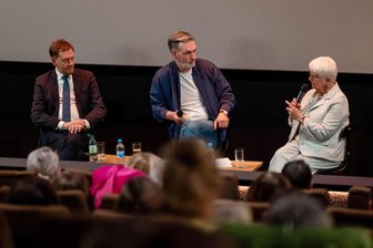 Kretschmer-Ansage bei Filmtage-Eröffnung: „Die Straßenbahn in Plauen bleibt, das wäre ja noch schöner“ - Eröffnung der Deutsch-Deutschen Filmtage im Capitol Plauen: Michael Kretschmer (links) und Gerda Hasselfeldt, Bundesministerin a.D., im Gespräch mit Moderator Sven Böttger.
