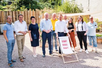Kretschmer bei Unternehmern in Mittweida: Personal- und Nachfolgermangel als Herausforderung - Michael Kretschmer (5. v. r.) und Thomas Schmidt (4. v. l.) besuchten mit den „Stadtmittmachern“ auch den Stadtgarten, der im Viertel an der Rochlitzer Straße entstanden ist.